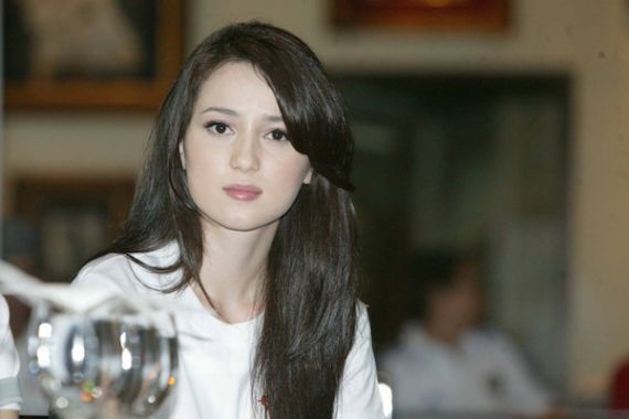 Ssst... Julie Estelle Ternyata Ketagihan Pistol! - JPNN.COM