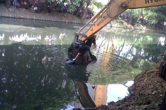 Mayat Pemuda Mengambang di Sungai, Penuh Luka - JPNN.COM