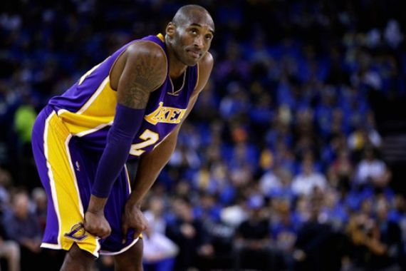 Peluk Hangat Carmelo, Lambaikan Tangan ke Fans, Kobe Bryant Beri Sinyal Pensiun - JPNN.COM