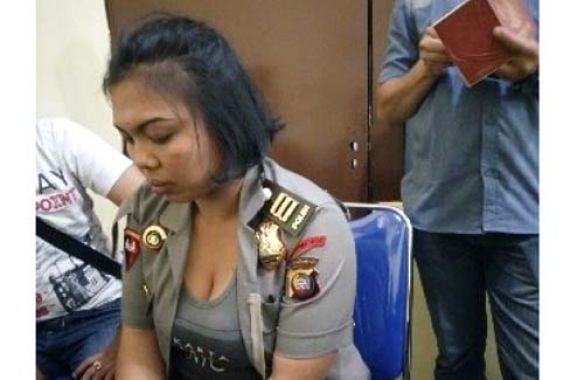 "Polwan" Seksi Datang ke Markas Polisi Lalu Menipu Kapolresta, Intip Fotonya Yuk... - JPNN.COM