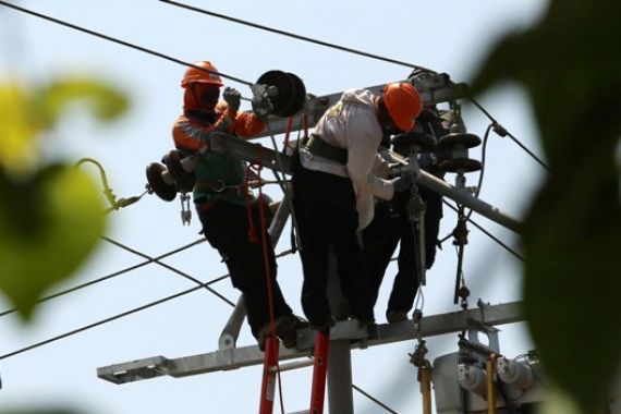 Semangat Pak! 211 Petugas Hujan-hujan Perbaiki Tujuh Tower PLN Roboh - JPNN.COM