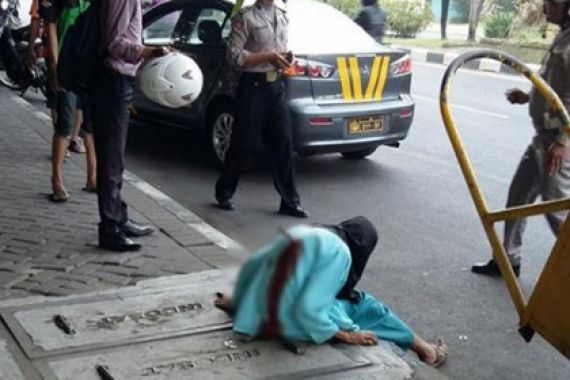 Tragis! Ditusuk Orang Gila, Nenek 70 Tahun Berjalan, Pisau Masih di Punggung - JPNN.COM