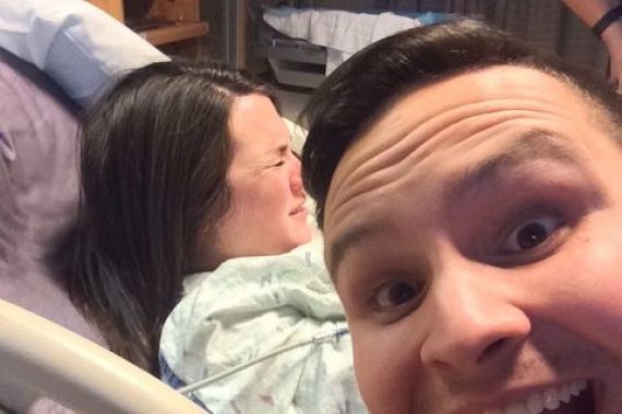 Tega Banget! Seorang Ibu Sedang Melahirkan, Sakit Bukan Main, Si Ayah Malah Selfie - JPNN.COM