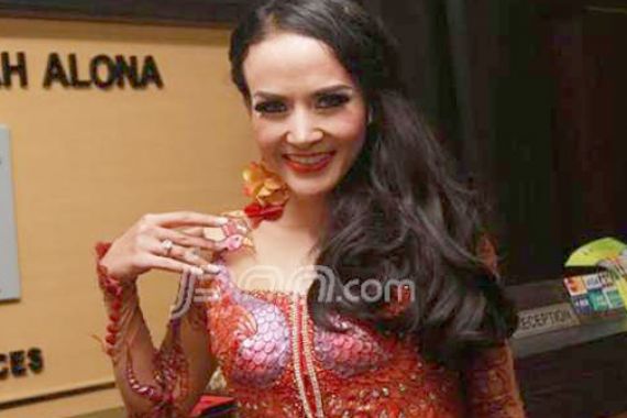 Cynthiara Alona Kini Besar Depan dan Belakang, Ngakunya Sih Gini - JPNN.COM