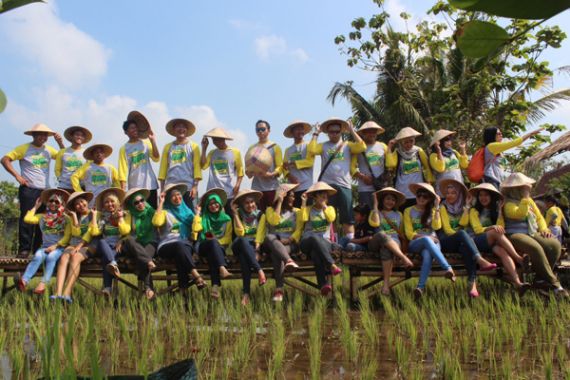 Seruu.. Karyawan Bank Mandiri Jogjakarta Membajak Sawah - JPNN.COM