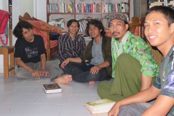 Ketika Novelis Aguk Irawan "Berjihad Literasi" di Pesantren Baitul Kilmah - JPNN.COM