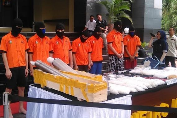 Sindikat Narkoba Dibekali Senpi FN oleh Oknum TNI AD - JPNN.COM