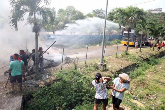Penggusuran Ruli Berkahir Ricuh, Polisi Tembakan Puluhan Gas Air Mata - JPNN.COM