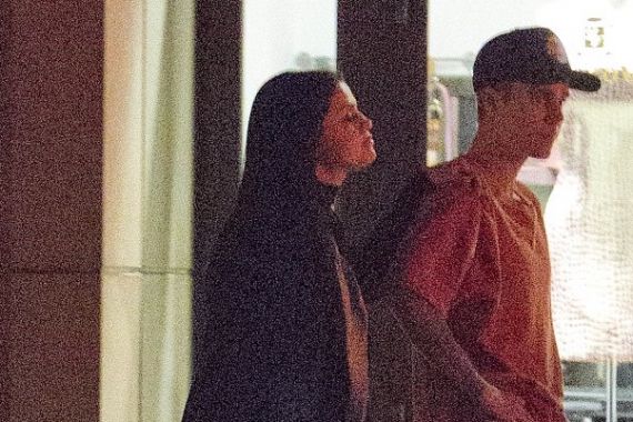 Cieee... Kepergok Jalan Bareng, Justin Bieber dan Selena Gomez Balikan? - JPNN.COM