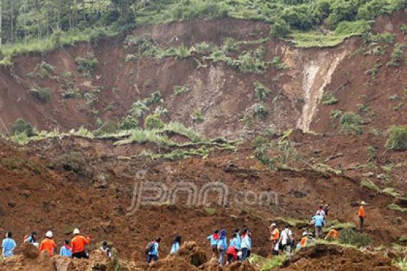 Warga Sumbar Harap Hati-hati Lewat Jalan Ini, Rawan Longsor - JPNN.COM