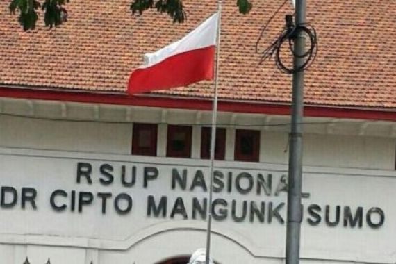 Waduh, Bendera Merah Putih Berkibar Terbalik di Depan RSCM - JPNN.COM