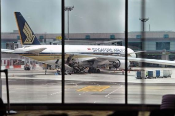 Terima Ancaman Bom, Penerbangan Singapore Airlines Ditunda Mendarat - JPNN.COM