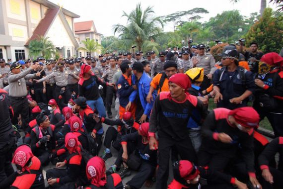 Ribuan Karyawan Demo, Kawasan Industri Di Batam Lumpuh Total - JPNN.COM