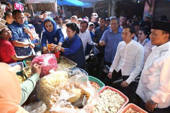 Cinta Produk Dalam Negeri, Pak SBY dan Ibu Ani Borong Kerupuk Kesukaan Keluarga - JPNN.COM