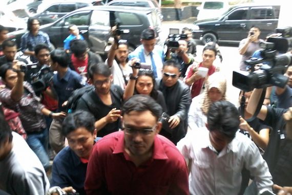 Begini Reaksi Sandy Tumiwa Saat Digelandang ke Polda Metro - JPNN.COM