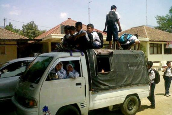Miris, Perjuangan Ratusan Anak SMP Nekat Adu Nyali untuk Bisa Sekolah - JPNN.COM