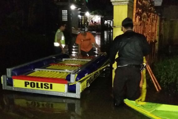 Duh..Banjir Mengepung, Warga Baleendah Bertahan Tanpa Listrik - JPNN.COM