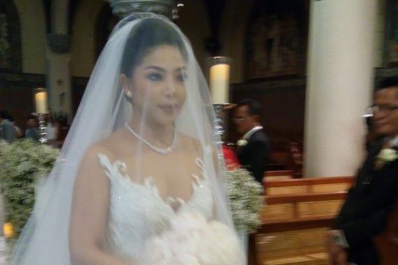 Cantiknya Putri Setya Novanto saat Nikah di Gereja Katedral - JPNN.COM