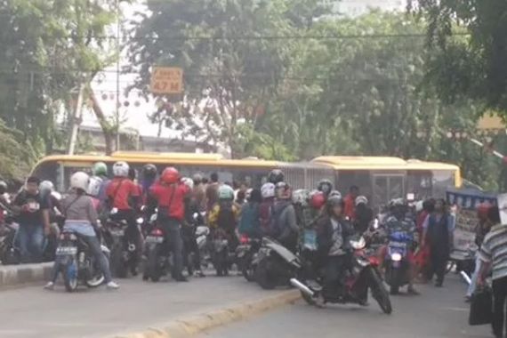 Sopir Telepon Sambi Megemudi, Transjakarta Dihajar KRL, Begini Nasib Korban - JPNN.COM