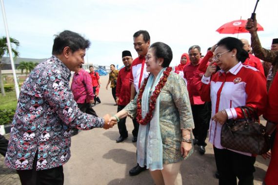 Megawati: Produk Indonesia Seharusnya yang Membanjiri Pasar ASEAN, Bukan Sebaliknya - JPNN.COM