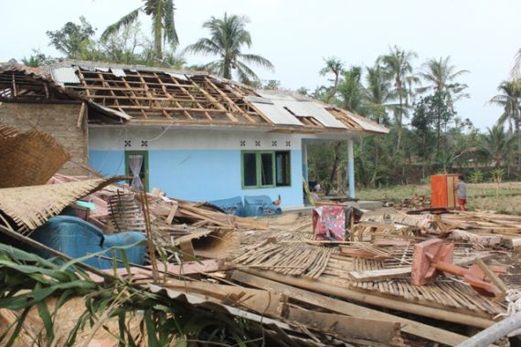 Dahsyatnya Puting Beliung! Satu Kampus dan 46 Rumah Amburadul - JPNN.COM