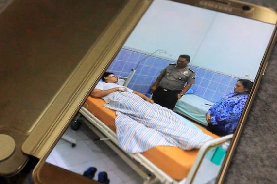 FOTO: Sempat Simpang Siur, Sopir Lamborghini Ternyata Tiduran di Kasur Empuk - JPNN.COM