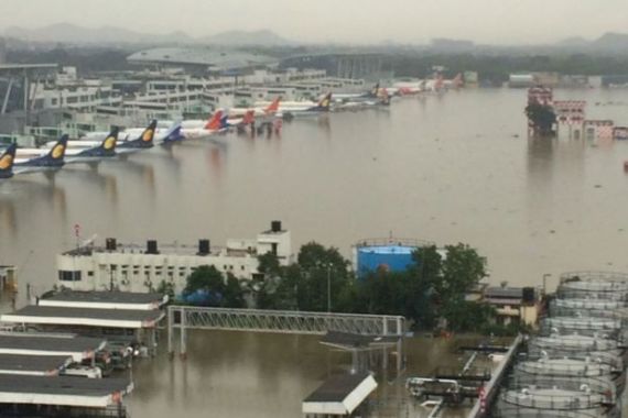 Banjir Landa Bandara Chennai, Air Menggenangi Pendaratan Pesawat, Nih Fotonya... - JPNN.COM