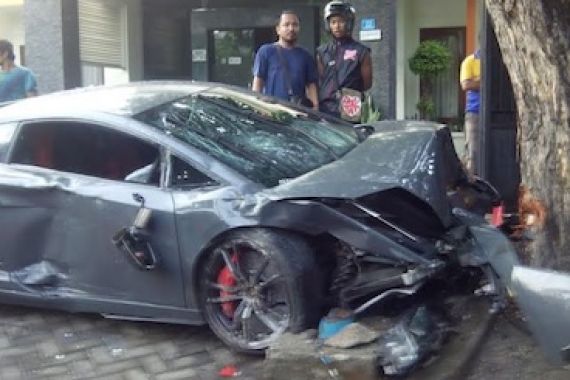 Masyarakat Surabaya "Geruduk" Polrestabes, Gara-gara Lamborghini Maut - JPNN.COM