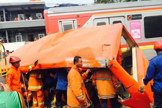 KRL Tabrak Metro Mini, Saksi: Sopir Ngetem Cari Penumpang di Atas Rel - JPNN.COM
