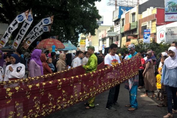 Keren! Rekor Selendang Terpanjang di Dunia Ada di Tasikmalaya - JPNN.COM