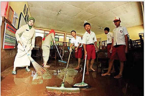 Kasihan Banget, Sedang UAS Sekolah SD Ini Kena Banjir Bandang - JPNN.COM