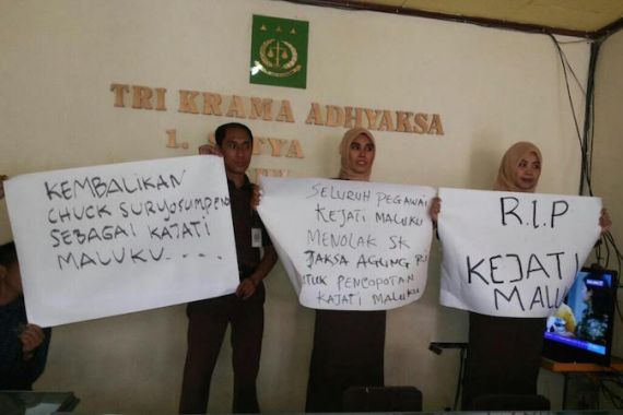 Lihat Nih Foto Jaksa Maluku Demo Protes Jaksa Agung - JPNN.COM