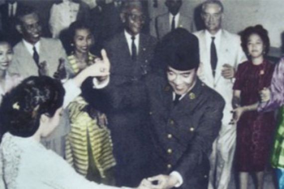 AMBOI...Ketika Bung Karno Menggoyang Haryati - JPNN.COM