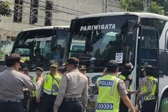 Hindari Senayan!! Ribuan Bus Guru Macetkan Jalan Menuju GBK Pagi Ini - JPNN.COM