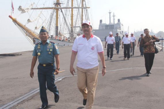 SIAGA: Menteri Luhut Menuju ke Kapal Perang - JPNN.COM
