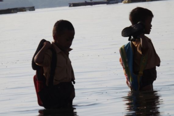Demi Menimba Ilmu, Dua Bocah Bertaruh Nyawa di Tengah Laut - JPNN.COM
