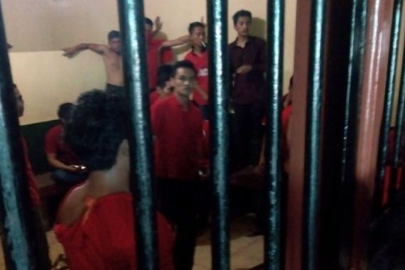 Heboh! Tujuh Tahanan Hajar Dua Oknum Polisi di Sel - JPNN.COM