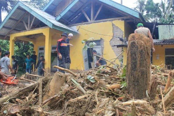 Banjir Bandang, Kayu-kayu Besar Berseliweran - JPNN.COM