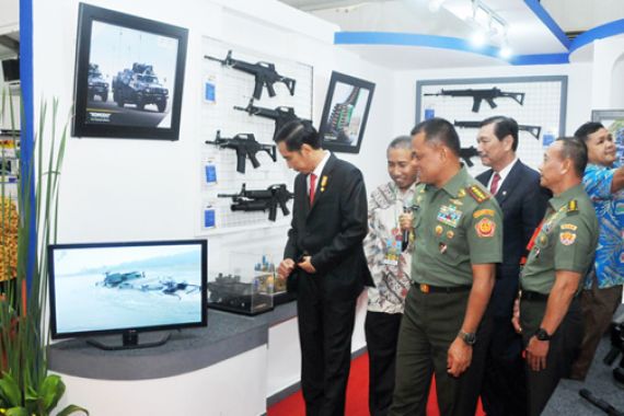 Setelah Sentil Alutsista Asing, Jokowi Tinjau Pameran Alutsista TNI - JPNN.COM