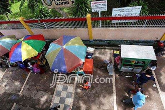 Pedagang Buah Langgar Aturan, Satpol PP tak Bertindak - JPNN.COM