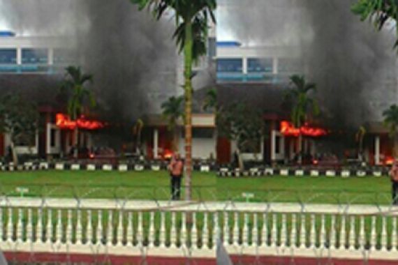 Kantor Gubernur Dibakar, Polisi Siaga di Penjuru Kota - JPNN.COM