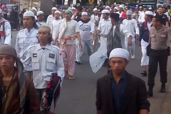 FPI Bentrok dengan Massa di Purwakarta - JPNN.COM