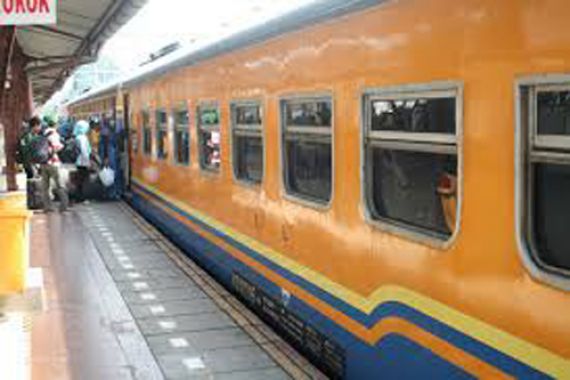 Oke Bebeh! KRL Jakarta Kota-Tanjung Priok Beroperasi Lagi - JPNN.COM