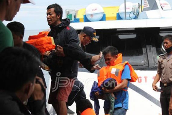 Anaknya Belum Ditemukan, Ibu ini Histeris dan Nyaris Lompat ke Laut - JPNN.COM