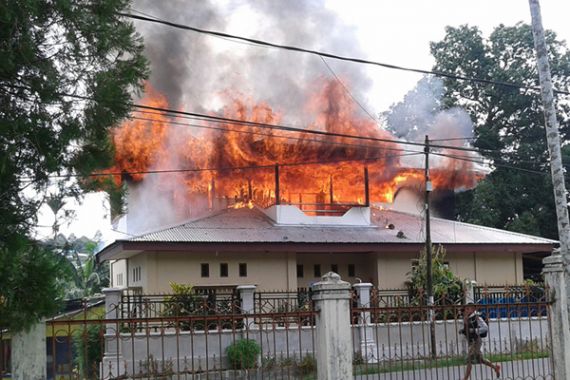 Wah, Rumah Mewah Dicumbu Si Jago Merah - JPNN.COM