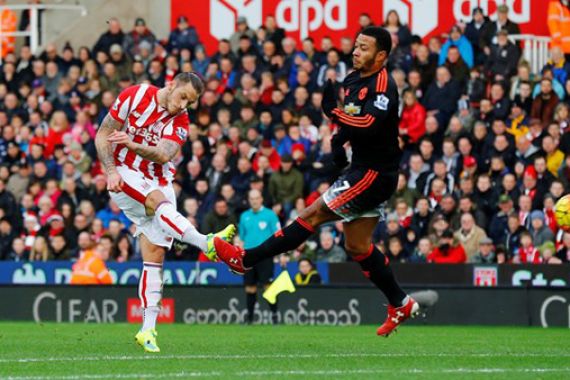 Turun Minum: Depay Blunder, Stoke Unggul 2 Gol Atas MU - JPNN.COM