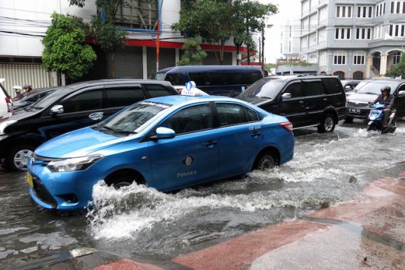 Baru Hujan Dua Jam, Surabaya Sudah Terendam, Pohon-pohon Bertumbangan - JPNN.COM