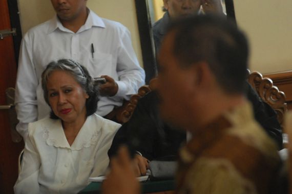 Margriet Menangis Saat Hakim Mengejar Warisan Bocah Engeline - JPNN.COM