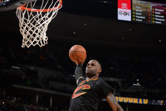 Tampil Galak di Malam Ultah, James Bawa Cavaliers Menang di Denver - JPNN.COM