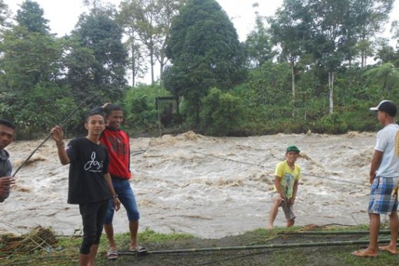 Banjir Bandang Seret Tiga Jembatan, Hanyutkan 12 Kerbau - JPNN.COM